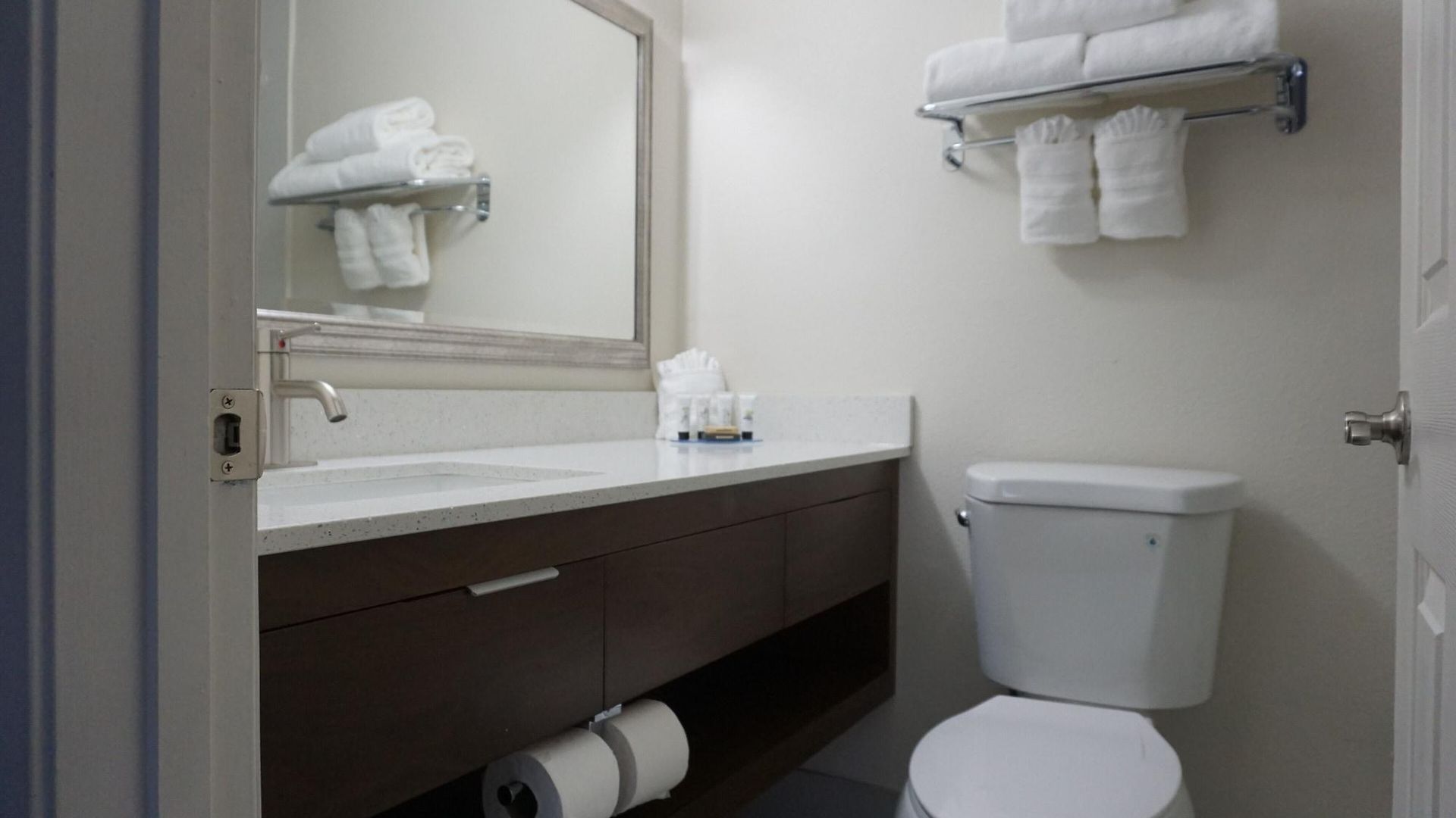 Hotel Red Lion & Airport 2*
