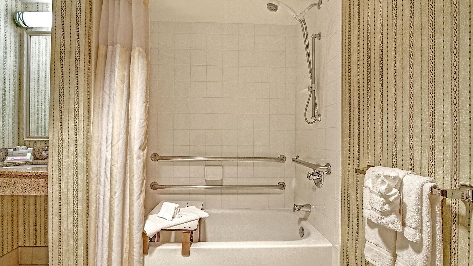 Hilton Garden Airport Hotel 3*