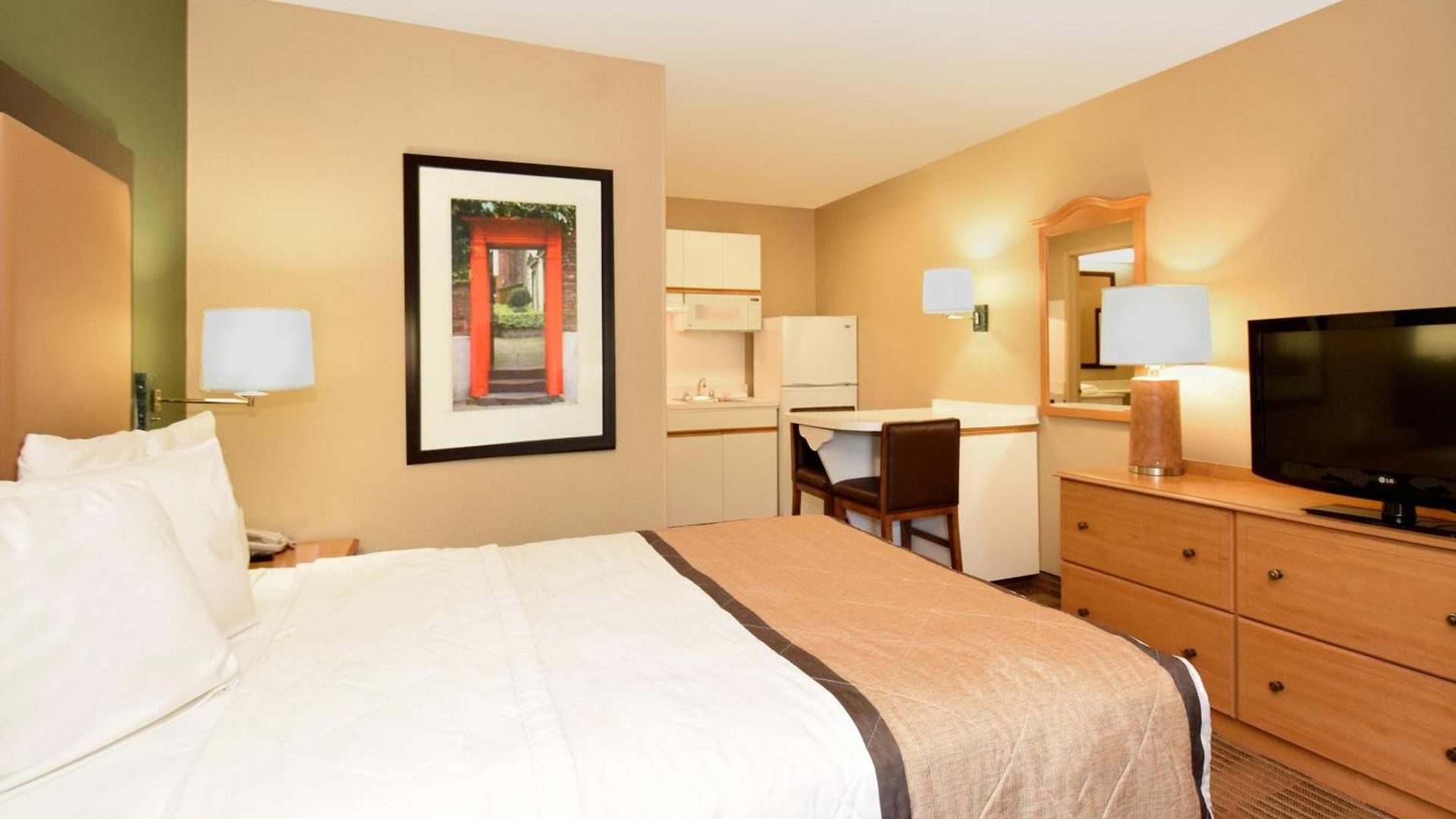 Hotel Extended America - - Airport - Music