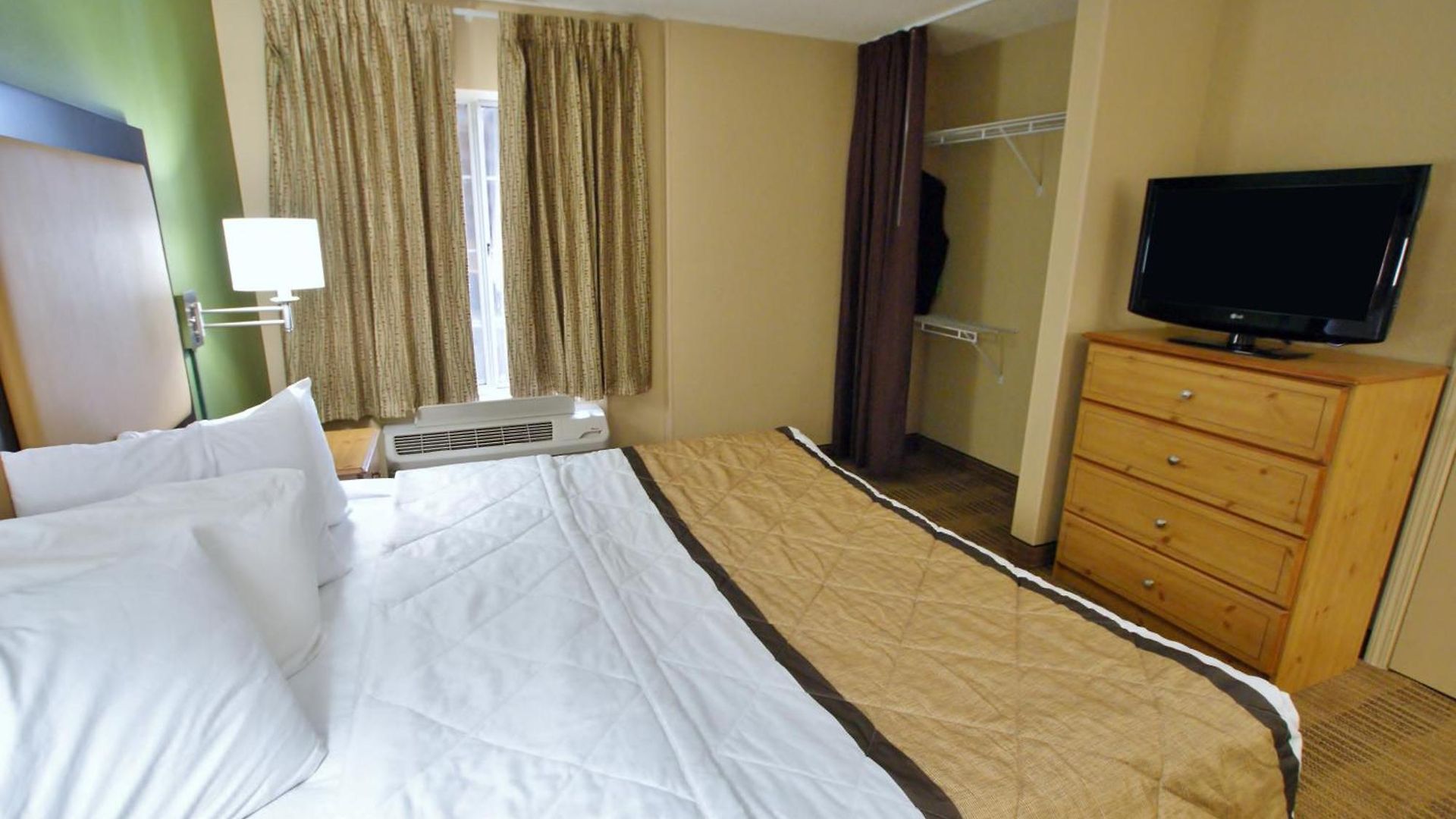 Hotel Extended America - - Airport - Music