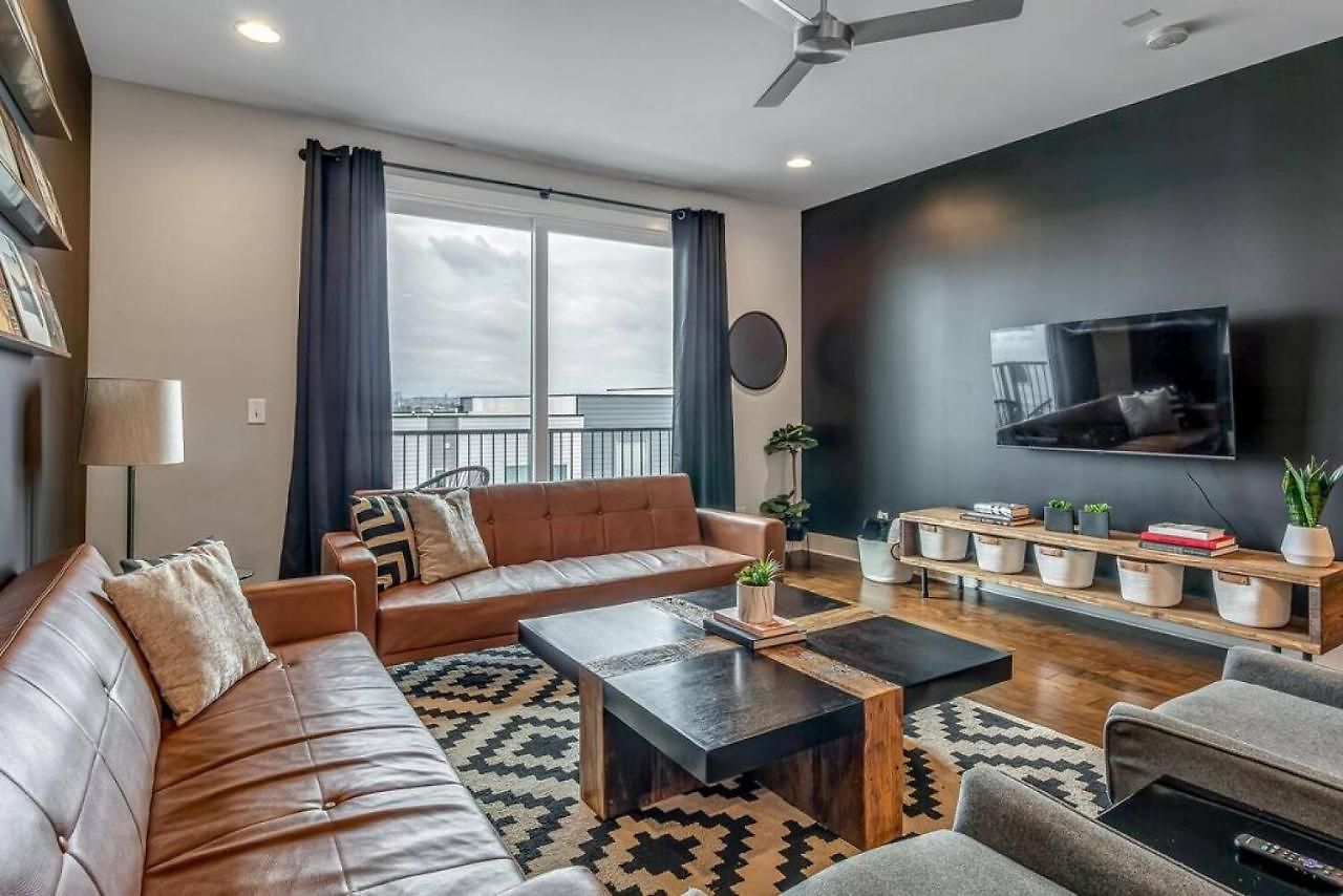 Big New And Modern With Skyline View Mural And Ping Pong Holiday home *