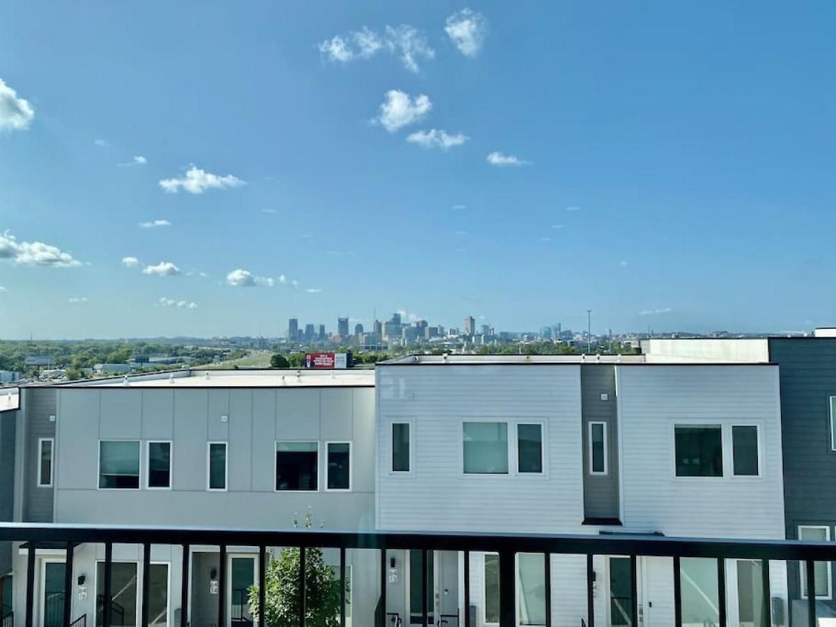 Holiday home Big New And Modern With Skyline View Mural And Ping Pong