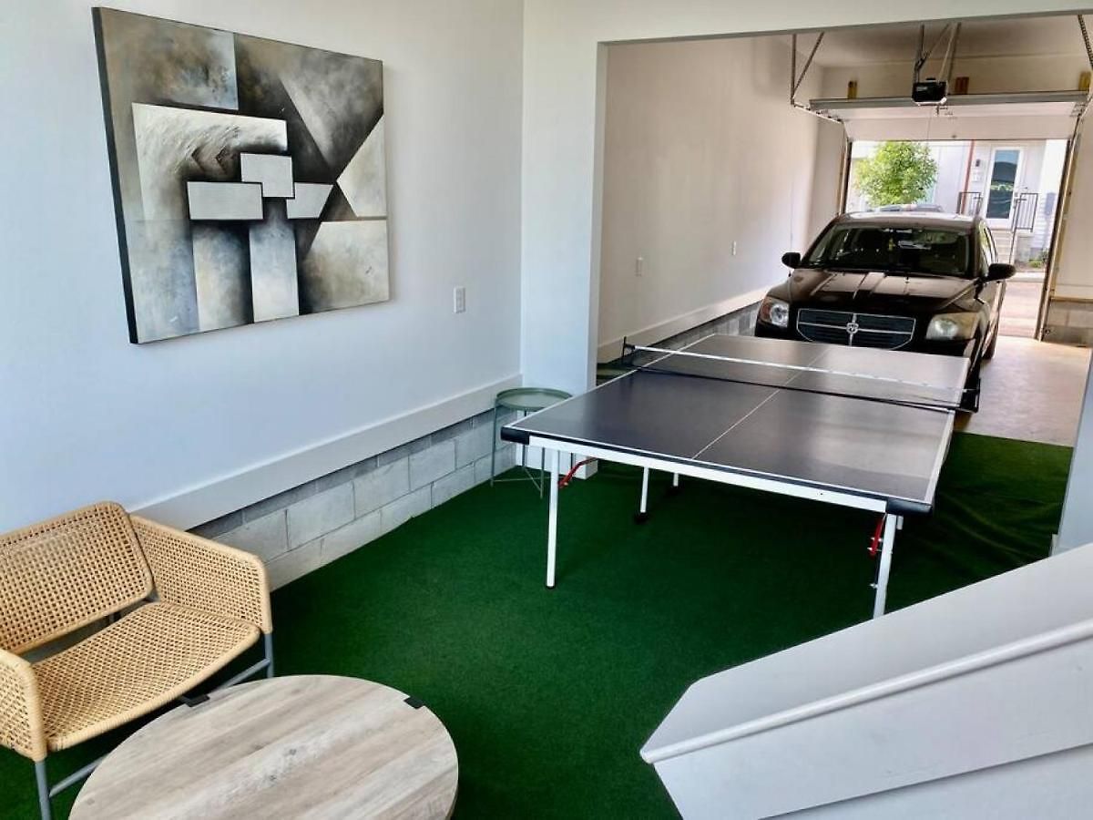 Holiday home Big New And Modern With Skyline View Mural And Ping Pong Nashville