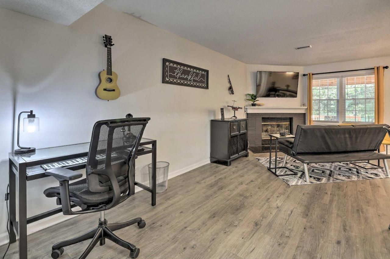 Modern Townhome: Large Yard & Deck!