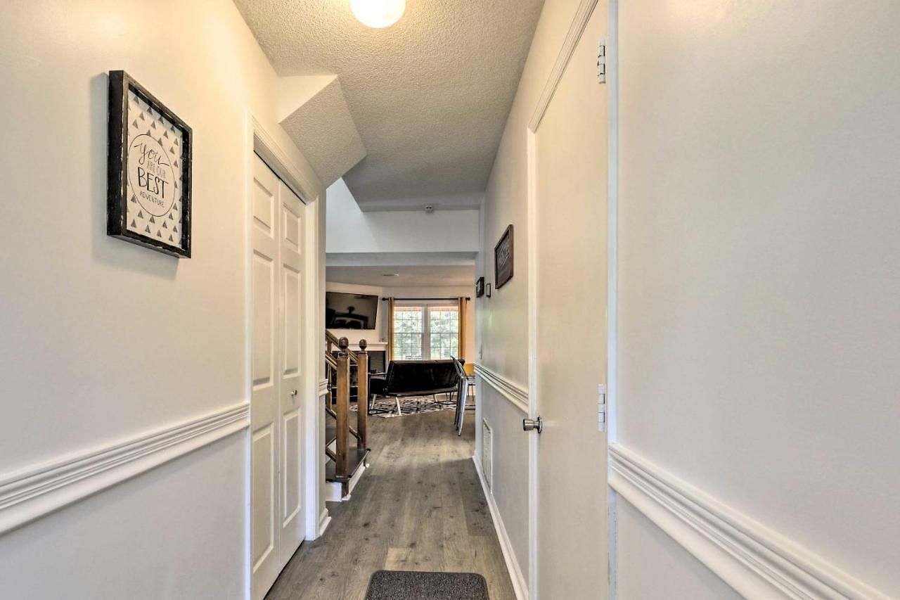 Holiday home Modern Townhome: Large Yard & Deck! *