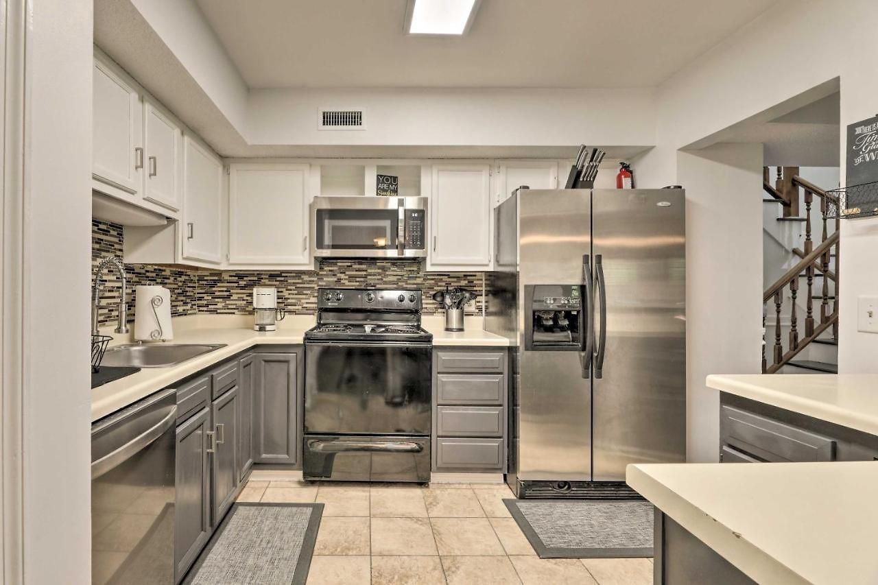 Modern Townhome: Large Yard & Deck! Holiday home