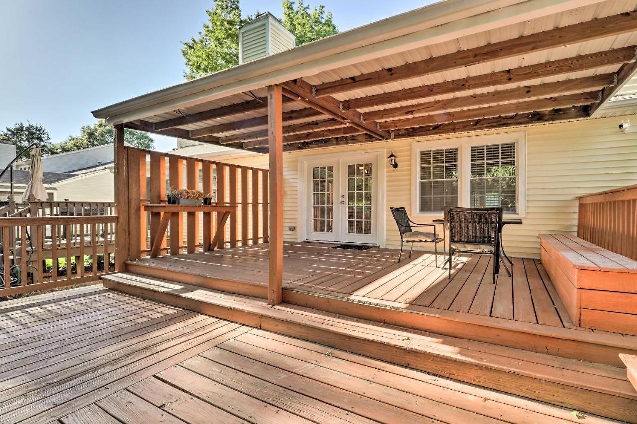 Modern Townhome: Large Yard & Deck!
