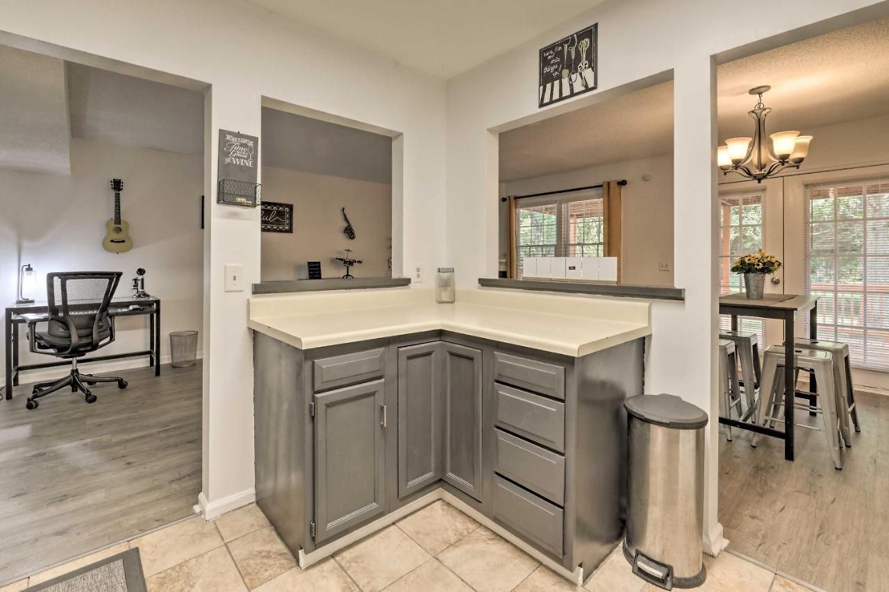 Holiday home Modern Townhome: Large Yard & Deck!