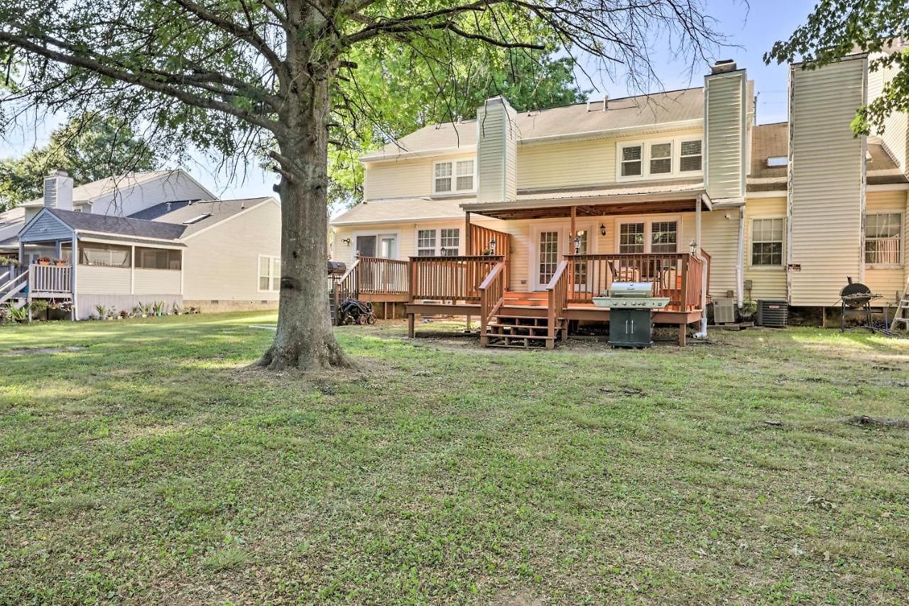 Modern Townhome: Large Yard & Deck!