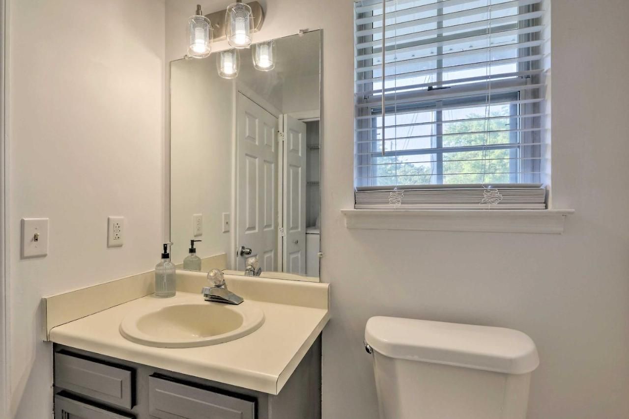 Modern Townhome: Large Yard & Deck! *