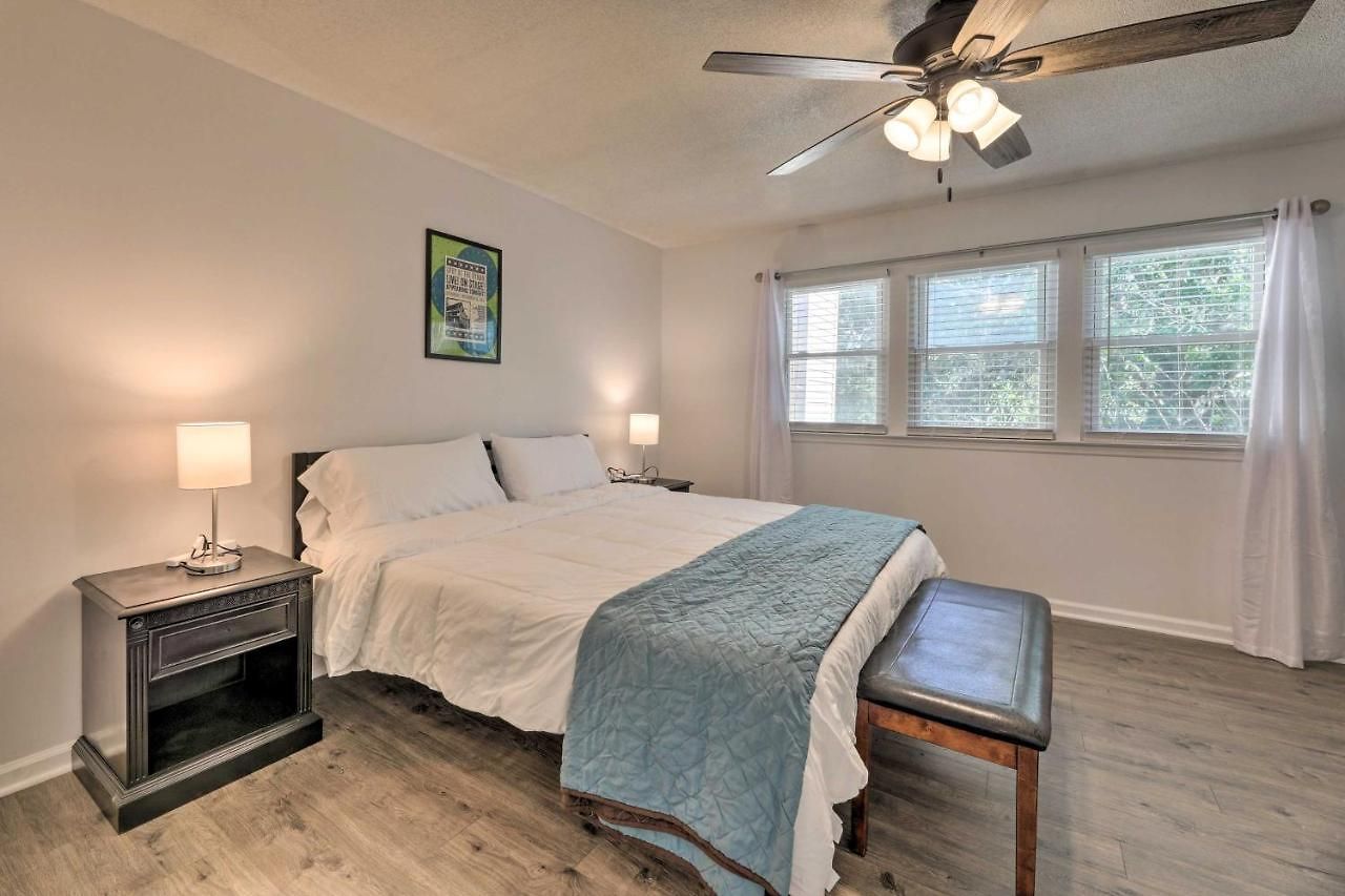 Modern Townhome: Large Yard & Deck!