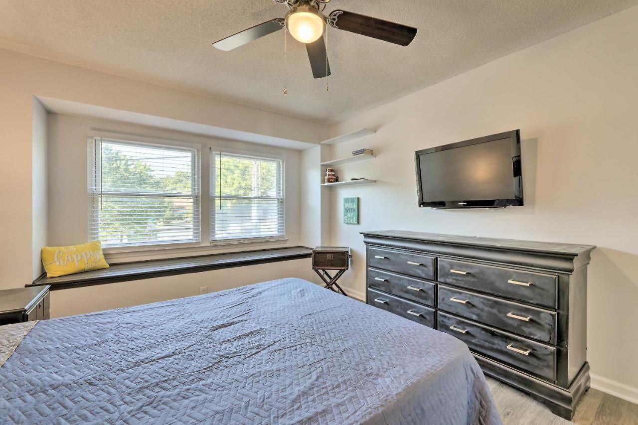 Modern Townhome: Large Yard & Deck! Holiday home *