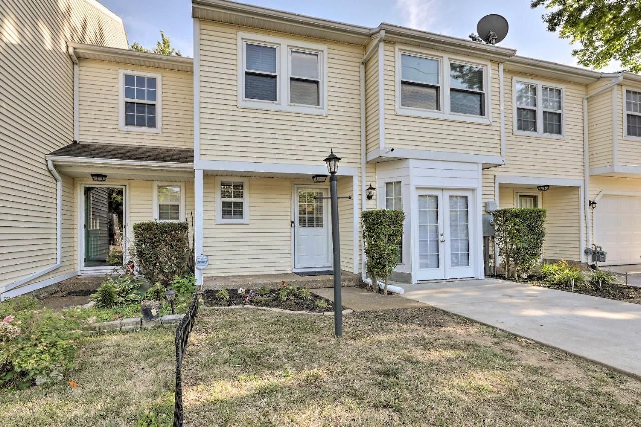 Modern Townhome: Large Yard & Deck! * Nashville