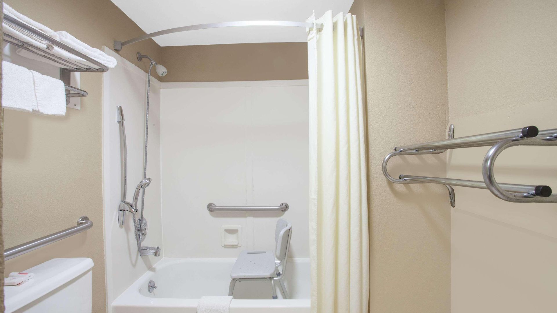 Hotel Super 8 By Wyndham West 2*