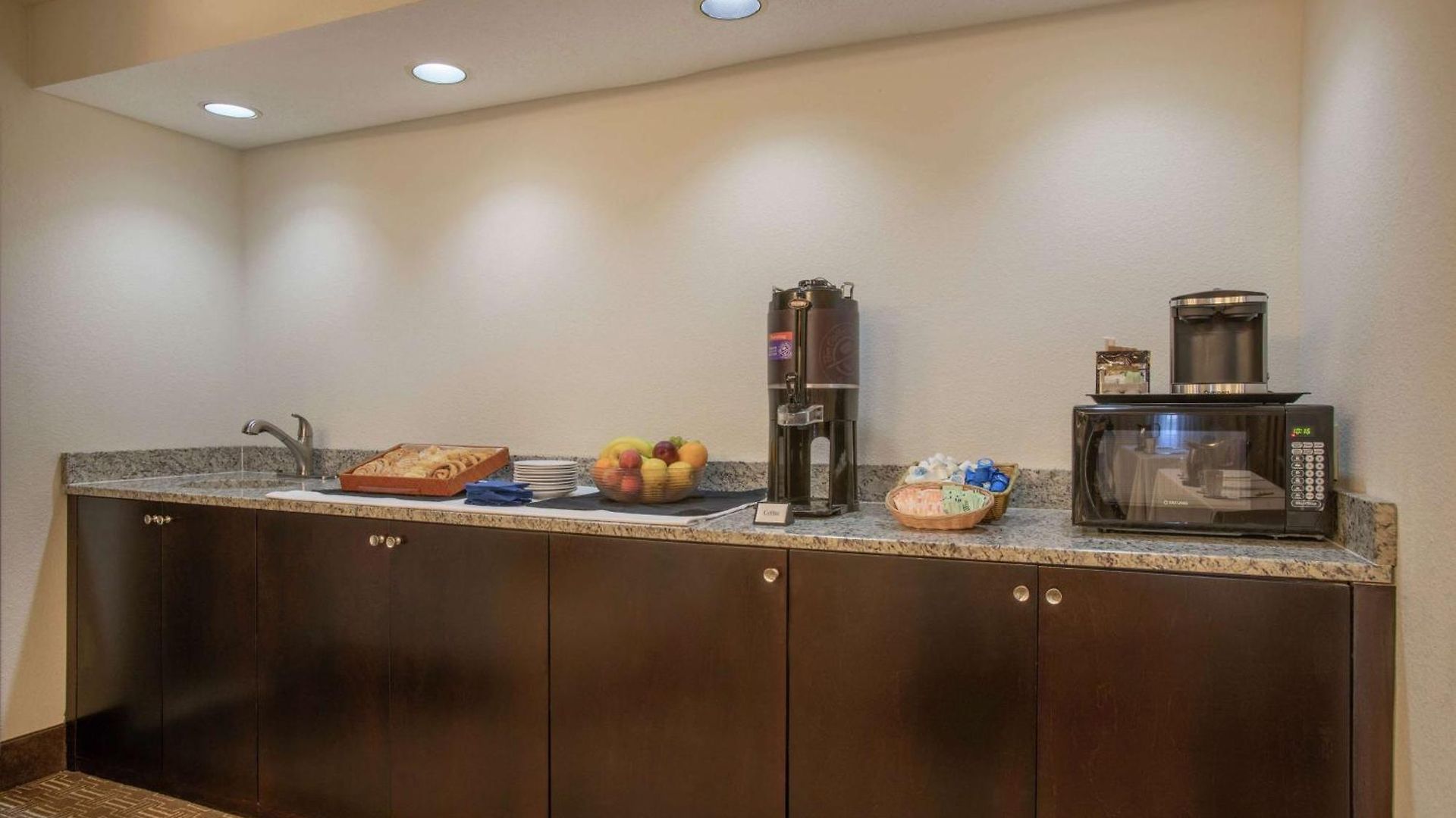 Hotel Doubletree By Hilton Airport 3*