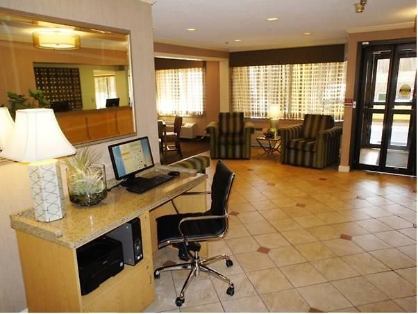 La Quinta By Wyndham Airport Hotel 3*