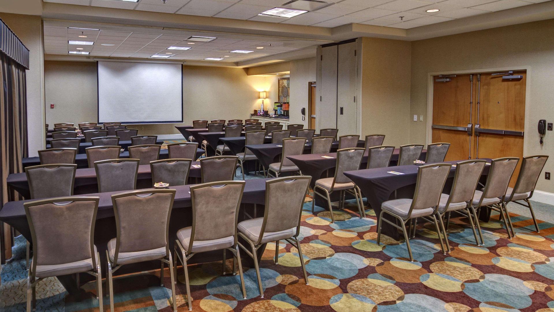 Hilton Garden Airport 3*
