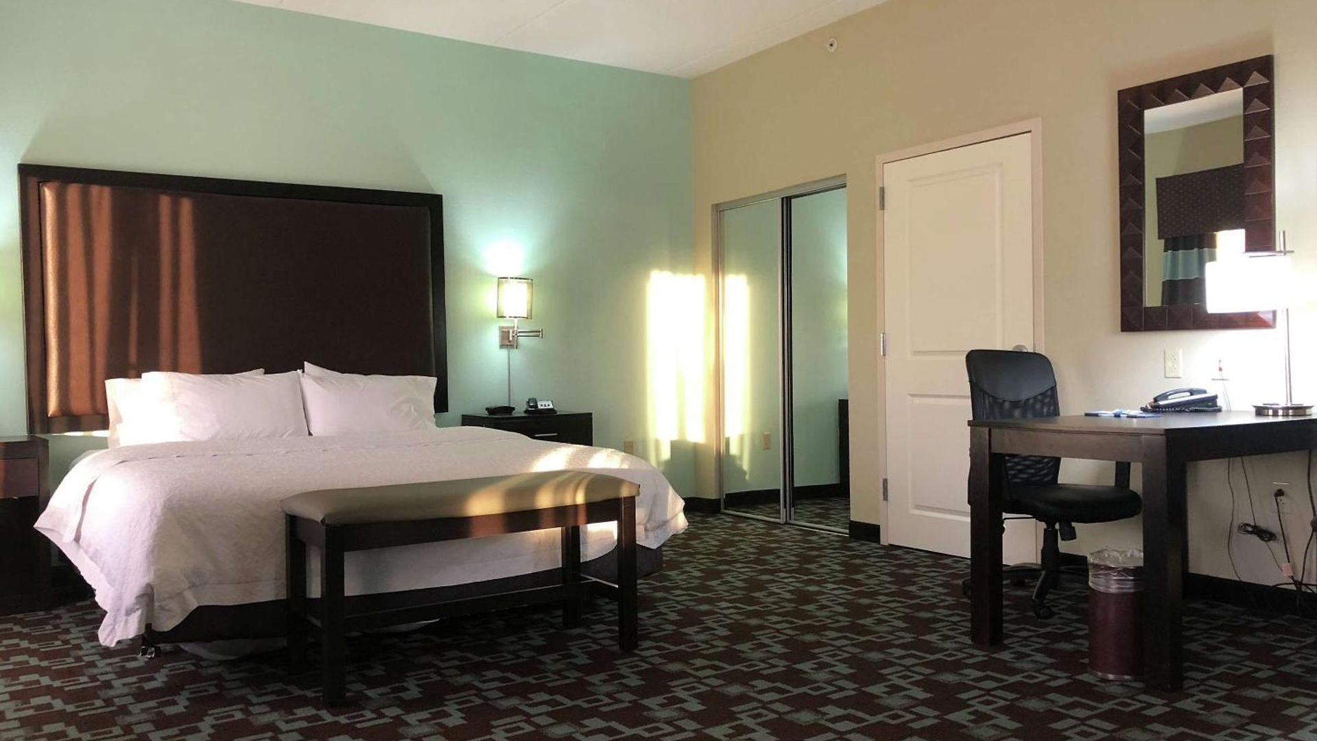 Hampton & At Opryland Hotel 3*