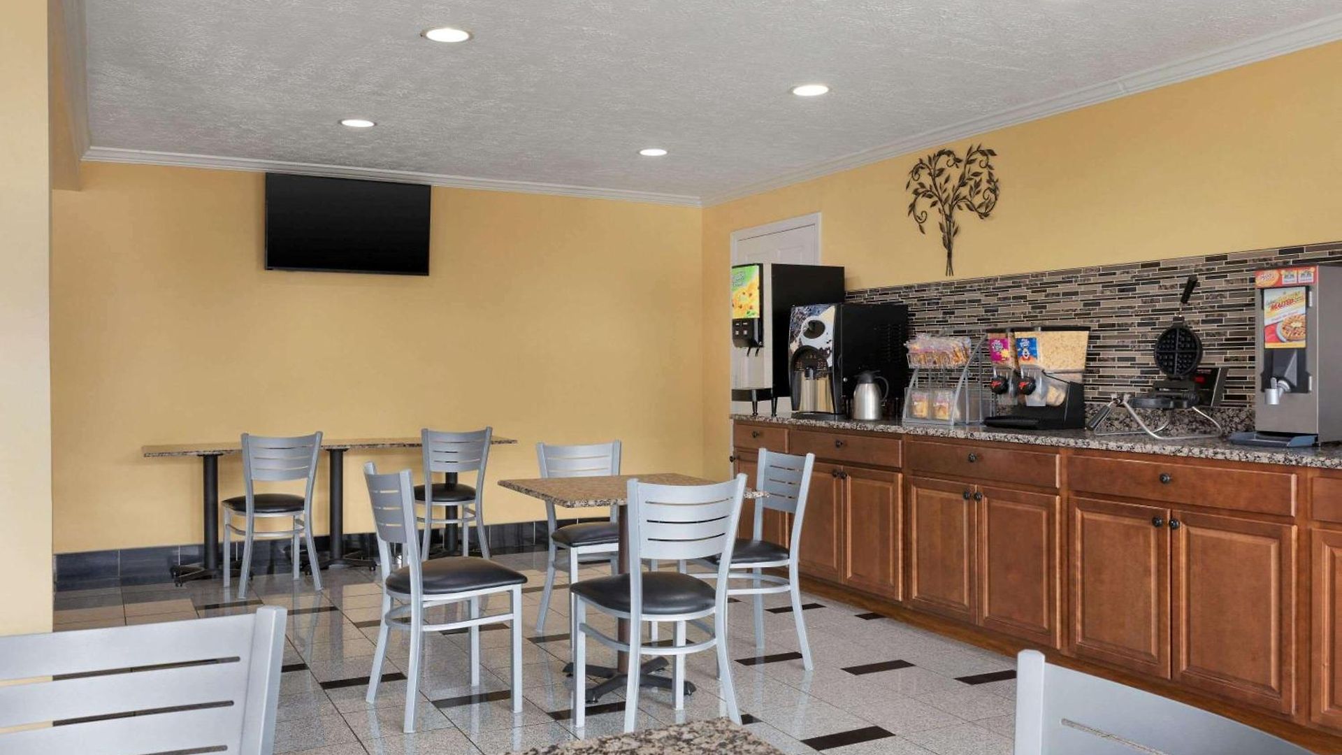 Super 8 By Wyndham Whites Creek/ Nw Area Hotel 2*
