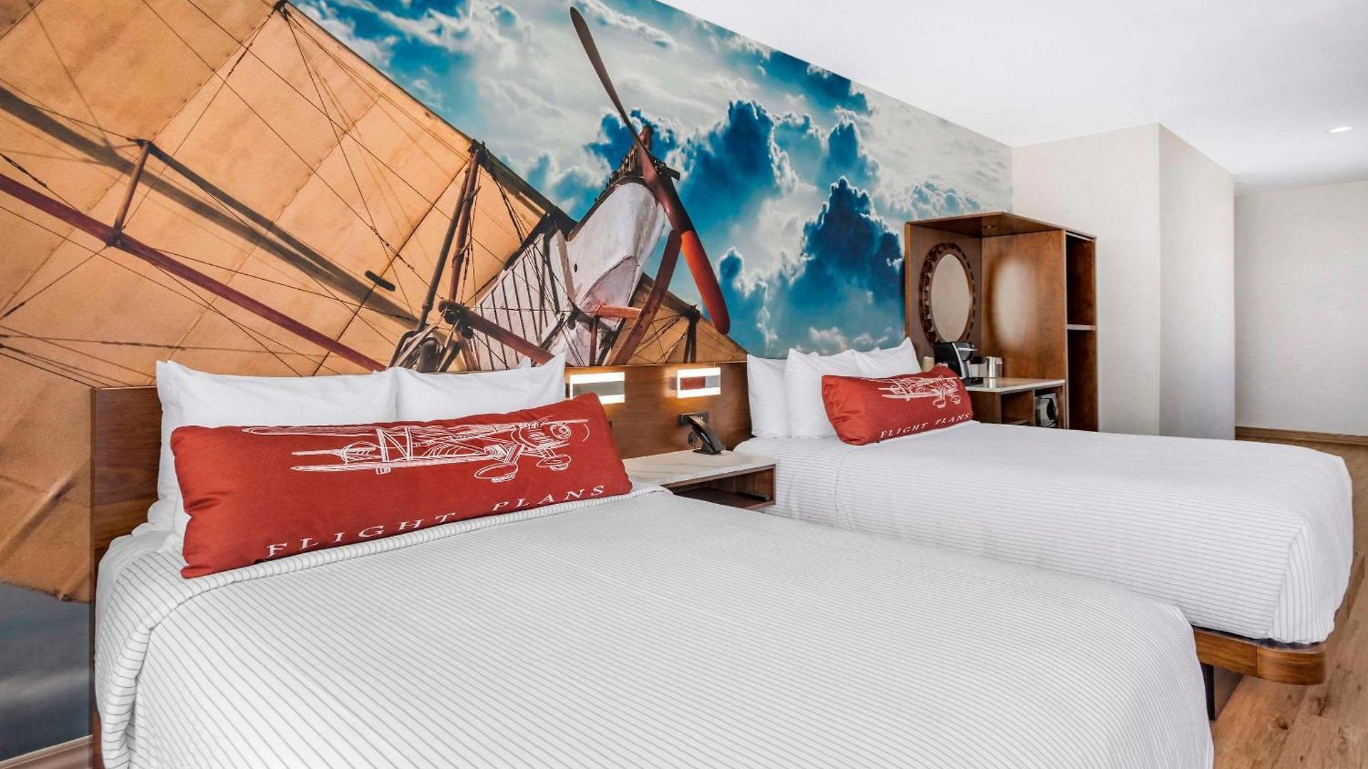 Cambria Airport Hotel 5*