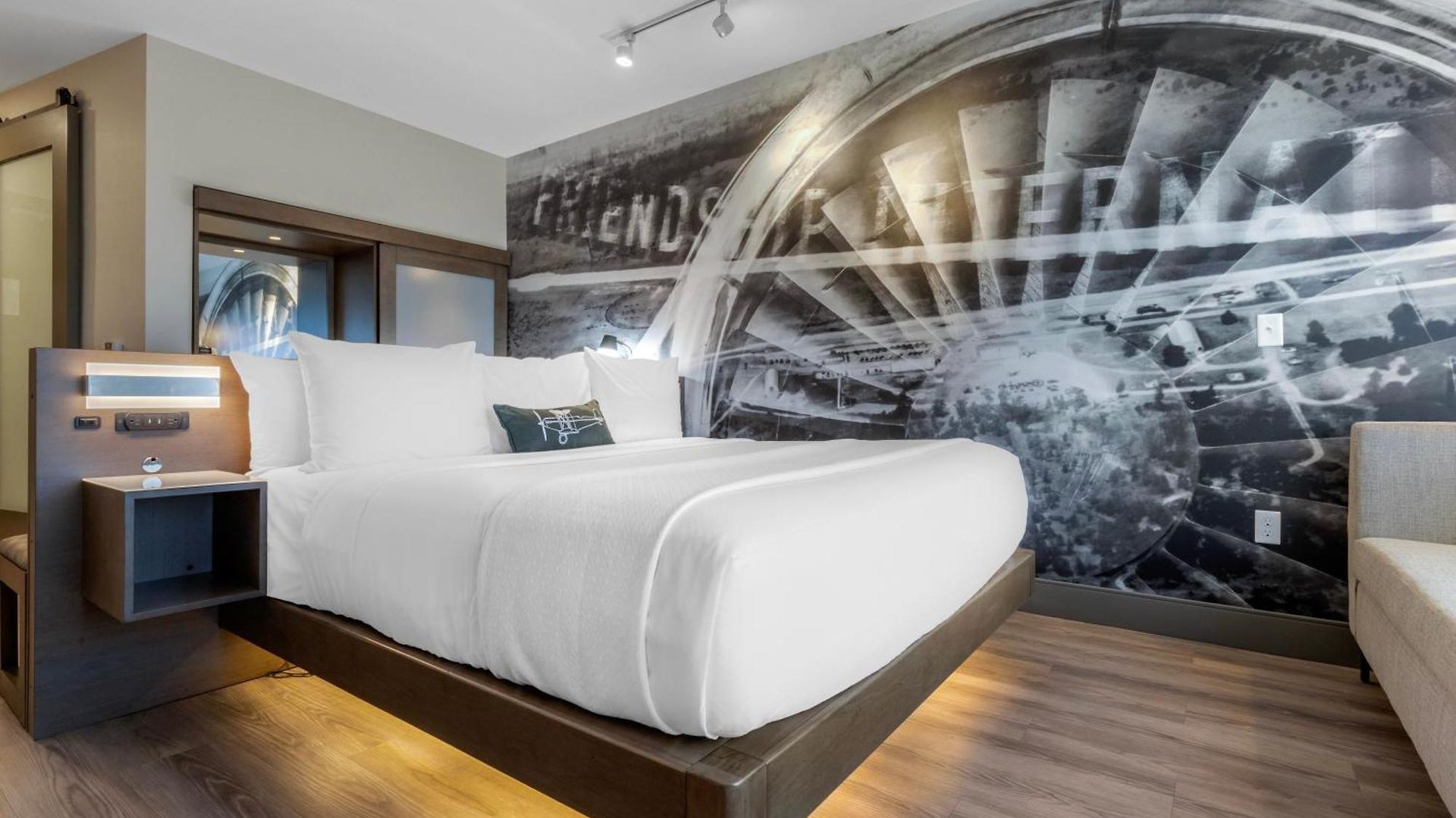 Hotel Cambria Airport 5*