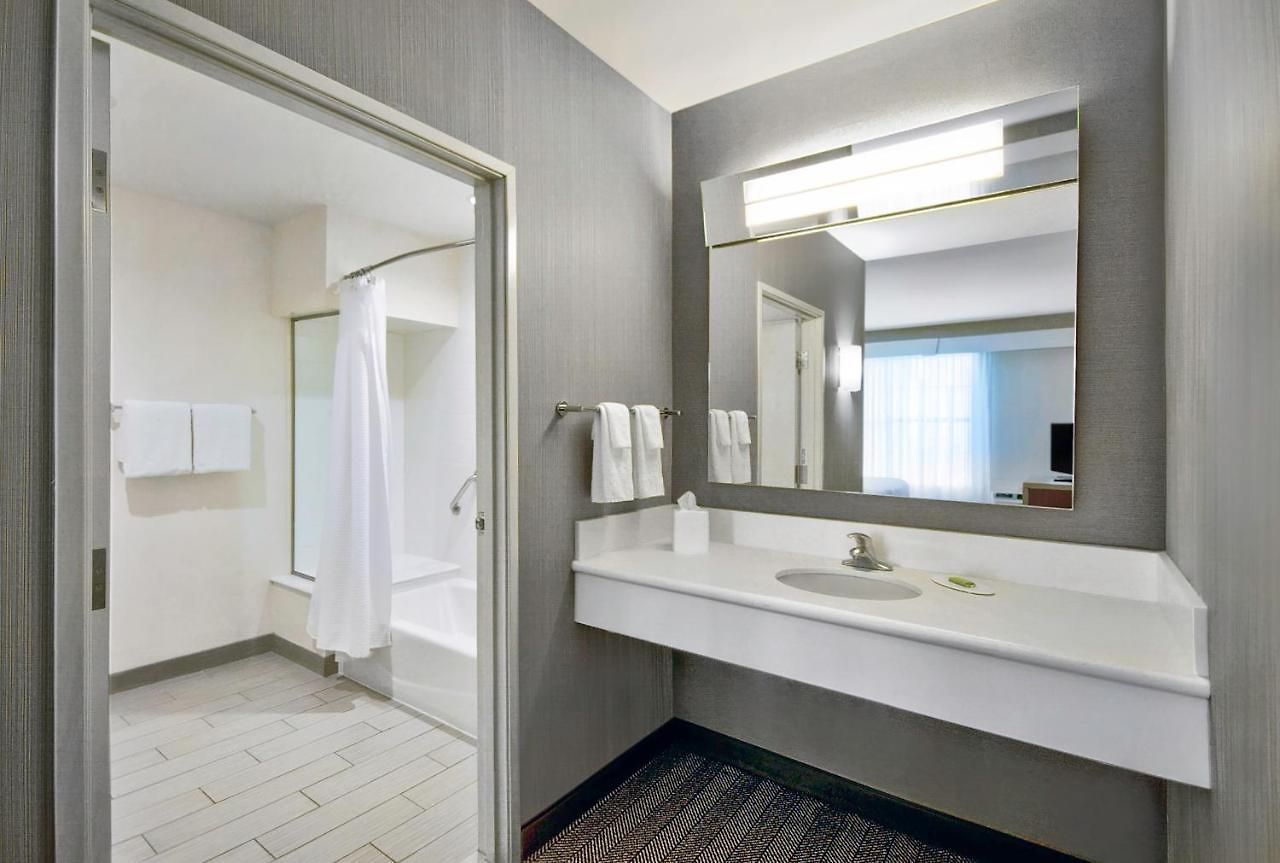 Courtyard By Marriott Hills Hotel