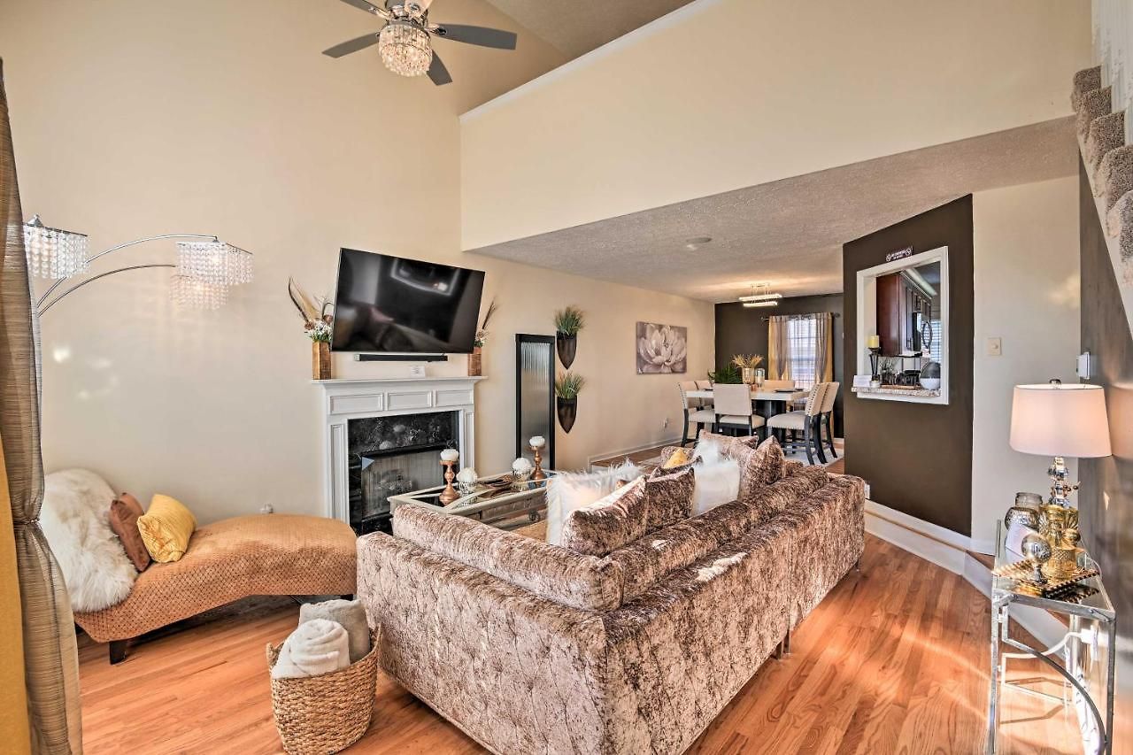 Charming ~ 6 Mi To Downtown! Holiday home *