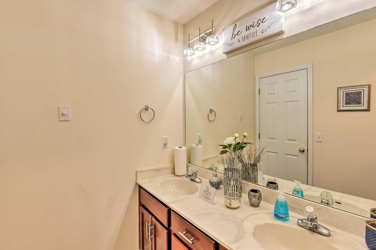 Holiday home Charming ~ 6 Mi To Downtown! *
