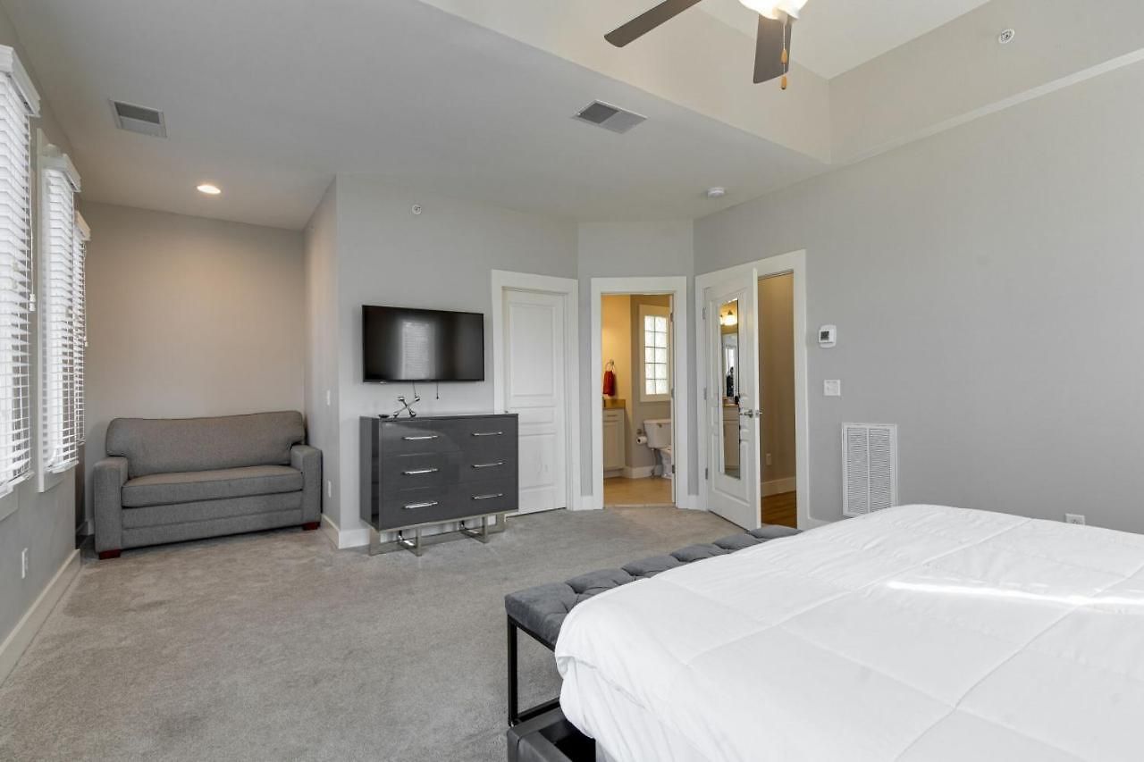 Music Row Luxury - Two King Bedrooms - Private Garage & Ensuite Baths Holiday home Nashville