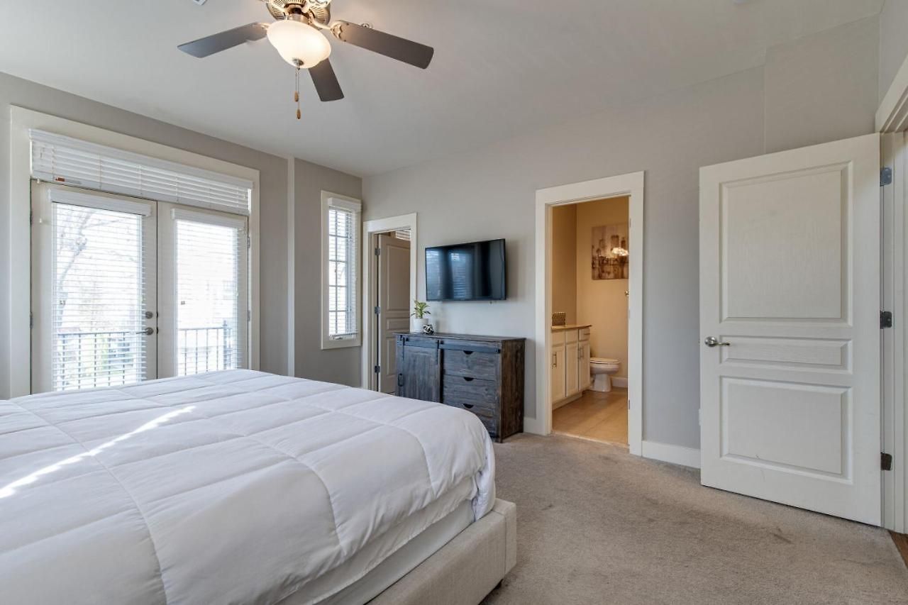 Music Row Luxury - Two King Bedrooms - Private Garage & Ensuite Baths Holiday home