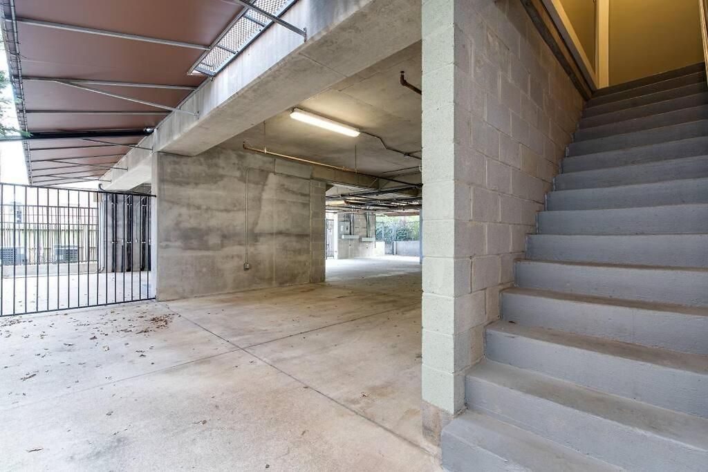 3-story West End | Free Garage Parking | Near Vanderbilt Medical Apartment Nashville