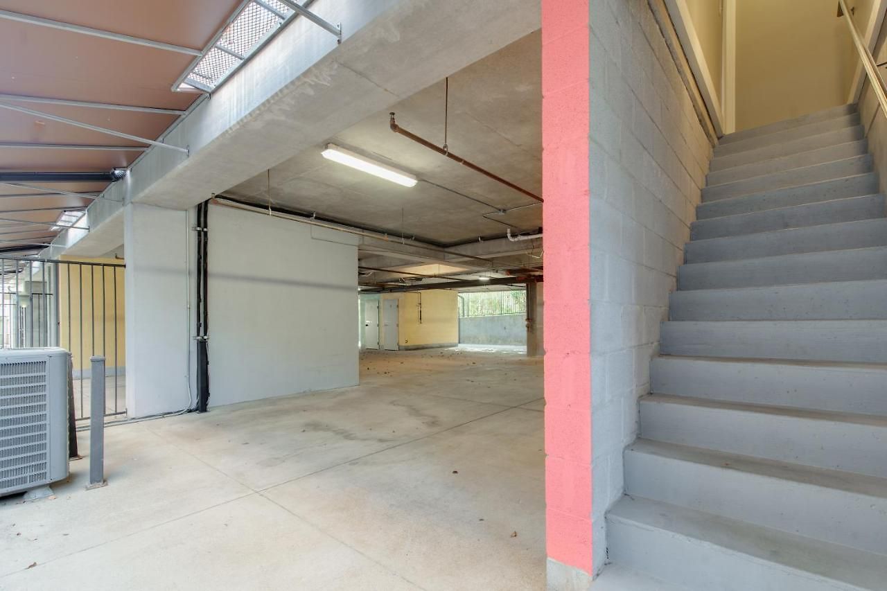 West End Townhome With 2 En-suites And Free Private Parking