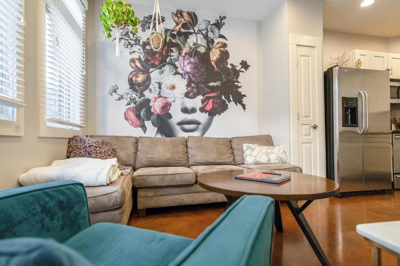 West End Townhome With 2 En-suites And Free Private Parking *
