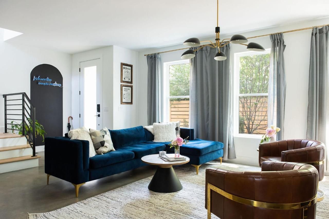 Gated Luxe With Rooftop, Bunk Room, & Parking, Sleeps 10 With King Suite, Queen & Custom Bunks, Gourmet Kitchen With Wine Fridge, Rooftop Patio, Dog Friendly, Dedicated Parking, Mins From Downtown And Broadway, 24 Hour Hospitality Holiday home Nashville