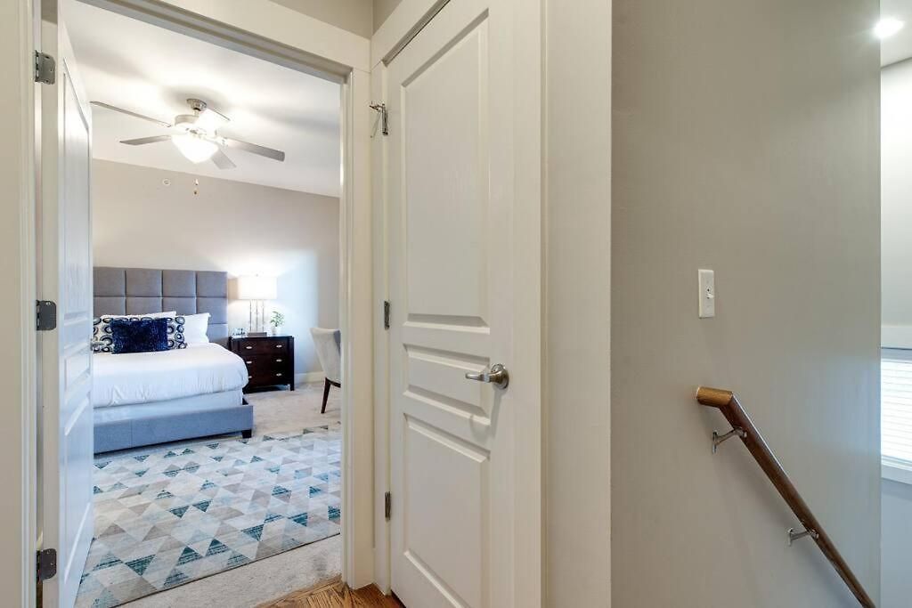 Three-level West End With Private Office And Free Secured Parking Apartment *