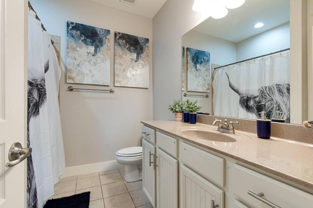 Three-level West End With Private Office And Free Secured Parking Apartment *