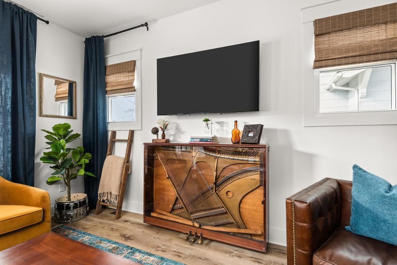 In Walkable Area 25 Miles To Downtown Family & Dog Friendly Nashville