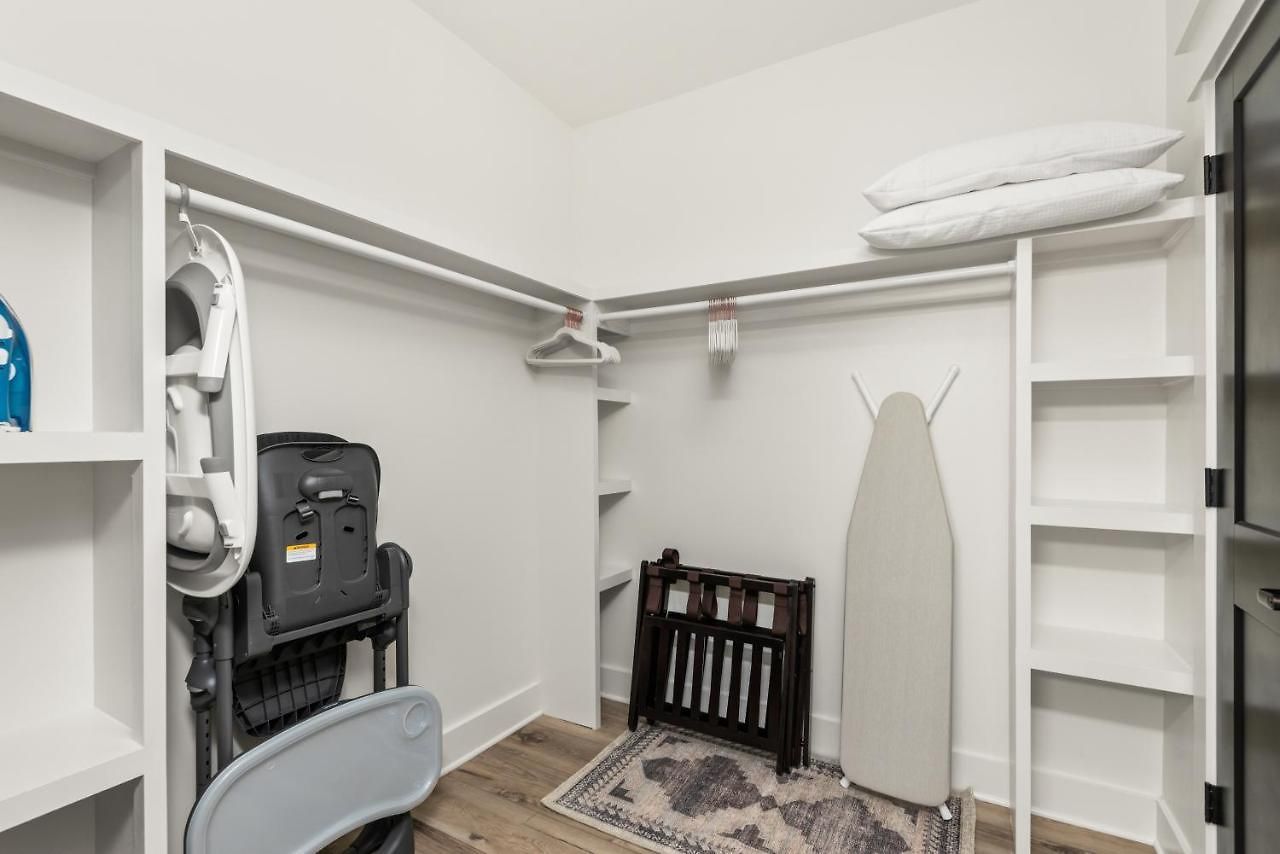 In Walkable Area 25 Miles To Downtown Family & Dog Friendly