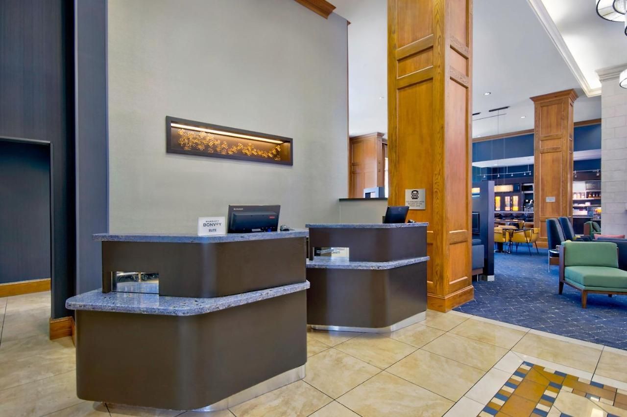 Courtyard By Marriott Hills 3*