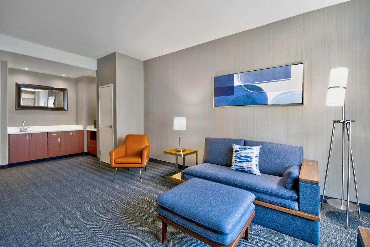 Courtyard By Marriott Hills Hotel