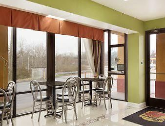 Hotel Super 8 By Wyndham West