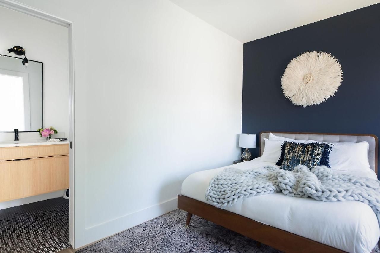 Gated Luxe With Rooftop, Bunk Room, & Parking, Sleeps 10 With King Suite, Queen & Custom Bunks, Gourmet Kitchen With Wine Fridge, Rooftop Patio, Dog Friendly, Dedicated Parking, Mins From Downtown And Broadway, 24 Hour Hospitality *
