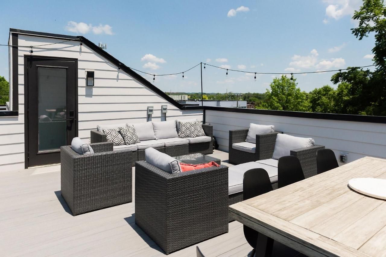 Holiday home Gated Luxe With Rooftop, Bunk Room, & Parking, Sleeps 10 With King Suite, Queen & Custom Bunks, Gourmet Kitchen With Wine Fridge, Rooftop Patio, Dog Friendly, Dedicated Parking, Mins From Downtown And Broadway, 24 Hour Hospitality *