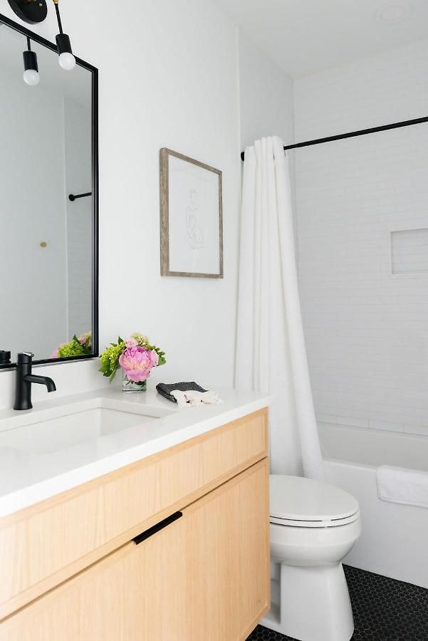 Gated Luxe With Rooftop, Bunk Room, & Parking, Sleeps 10 With King Suite, Queen & Custom Bunks, Gourmet Kitchen With Wine Fridge, Rooftop Patio, Dog Friendly, Dedicated Parking, Mins From Downtown And Broadway, 24 Hour Hospitality Holiday home Nashville