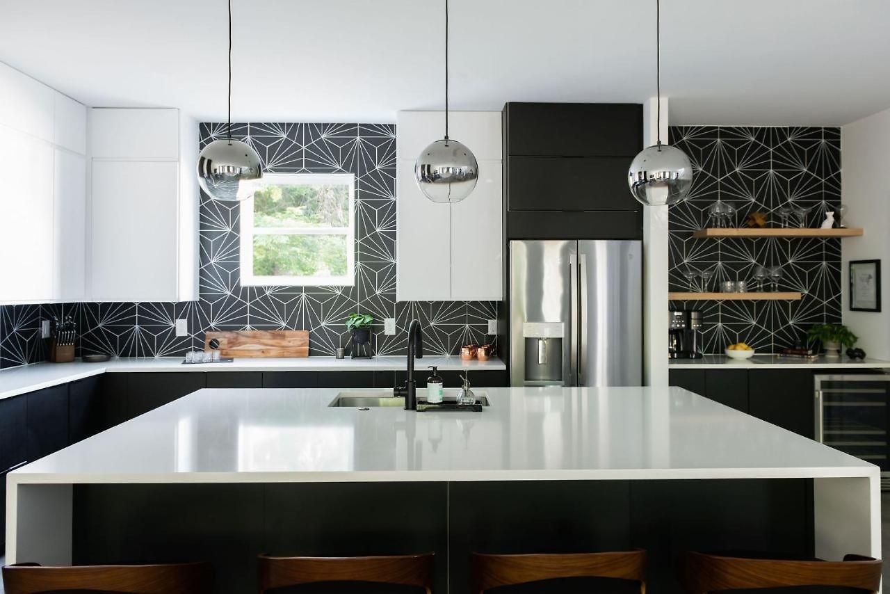 Gated Luxe With Rooftop, Bunk Room, & Parking, Sleeps 10 With King Suite, Queen & Custom Bunks, Gourmet Kitchen With Wine Fridge, Rooftop Patio, Dog Friendly, Dedicated Parking, Mins From Downtown And Broadway, 24 Hour Hospitality Holiday home