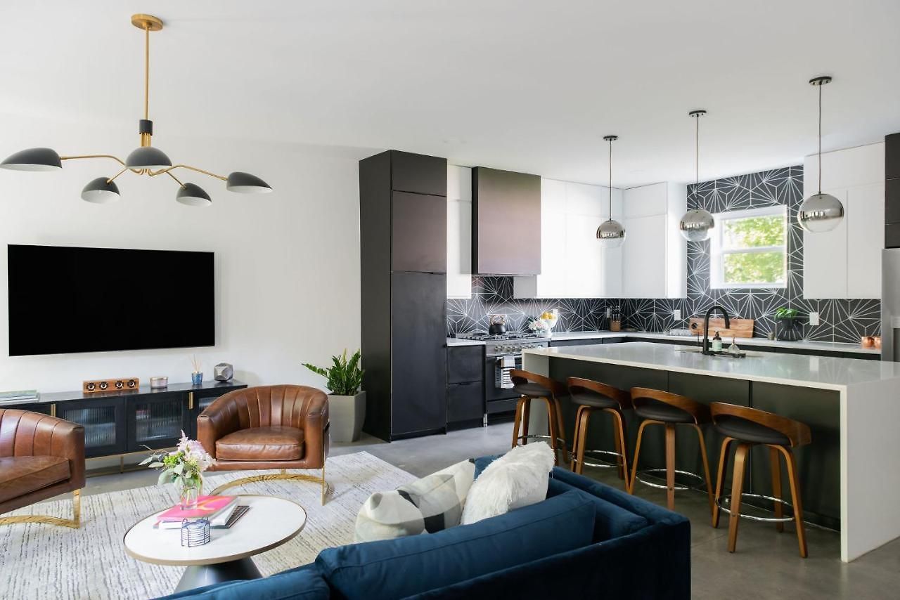 Holiday home Gated Luxe With Rooftop, Bunk Room, & Parking, Sleeps 10 With King Suite, Queen & Custom Bunks, Gourmet Kitchen With Wine Fridge, Rooftop Patio, Dog Friendly, Dedicated Parking, Mins From Downtown And Broadway, 24 Hour Hospitality Nashville