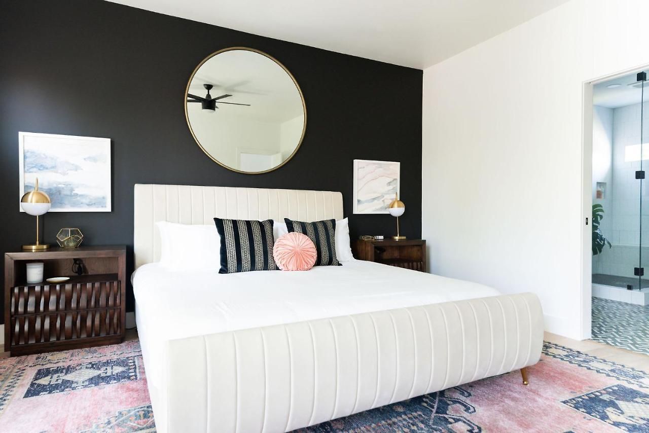 Gated Luxe With Rooftop, Bunk Room, & Parking, Sleeps 10 With King Suite, Queen & Custom Bunks, Gourmet Kitchen With Wine Fridge, Rooftop Patio, Dog Friendly, Dedicated Parking, Mins From Downtown And Broadway, 24 Hour Hospitality