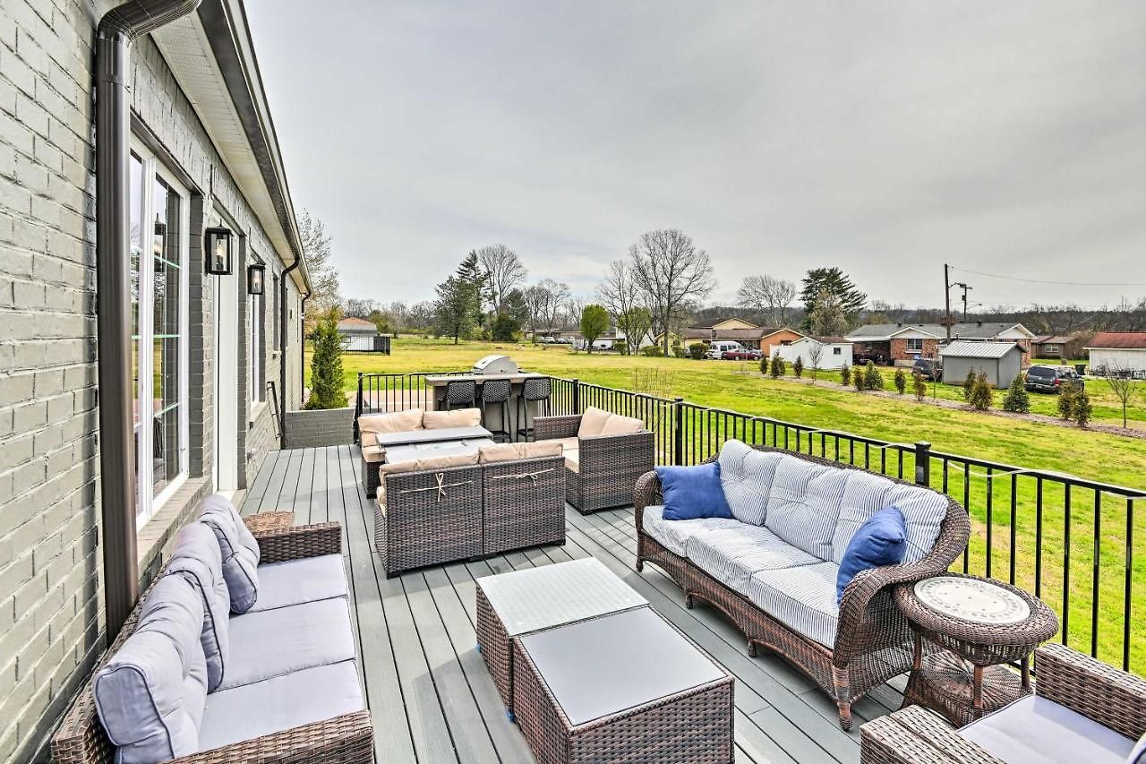Holiday home Beautiful Near Downtown W/ Hot Tub! *