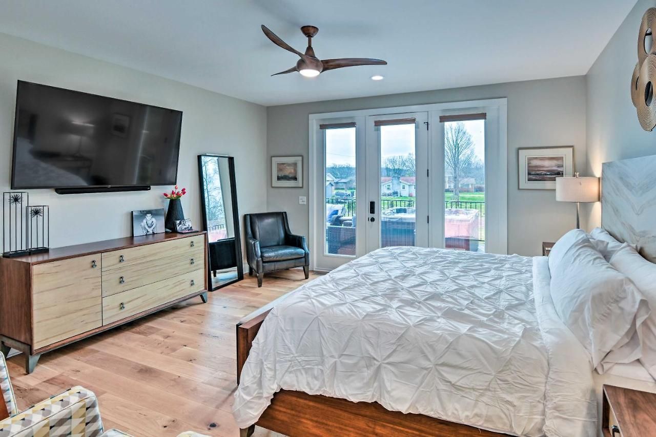 Holiday home Beautiful Near Downtown W/ Hot Tub!