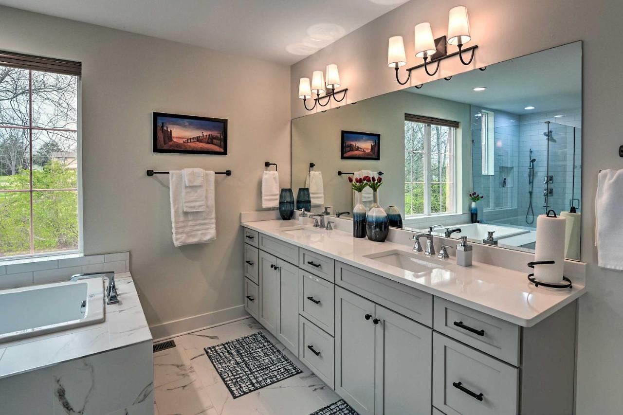 Beautiful Near Downtown W/ Hot Tub! Holiday home *
